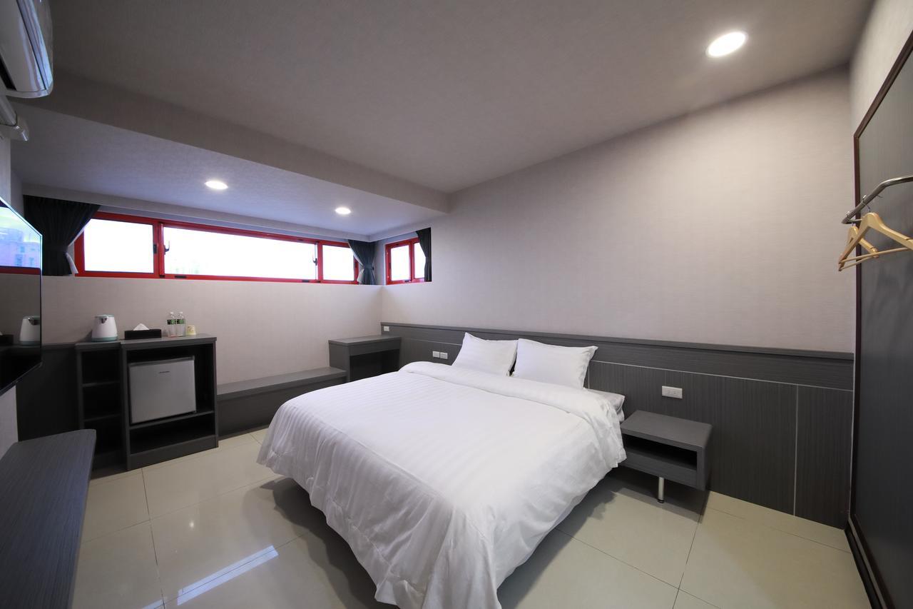 花蓮亮君經典民宿1館加2館民宿-東大門夜市-電梯包棟bright King Homestay 花蓮市 エクステリア 写真